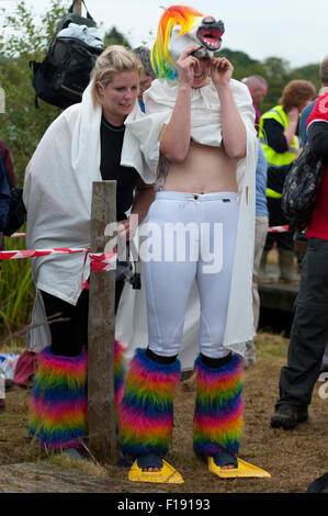 Llanwrtyd Wells, Royaume-Uni. 30 août, 2015. Arry beresford-Webb de Cardiff (L) & Eva walters de Wrexham habiller comme une licorne pour l'événement. Championnats du monde Bogsnorkeling ont été conçus il y a 30 ans dans un pub gallois par propriétaire Gordon Green et ont lieu tous les mois d'août vacances de banque à Waen Rhydd Bog. En utilisant soit des courses de natation, les participants nager deux longueurs d'un mètre 55 tranchée couper à travers une tourbière portant tuba et palmes. Le record du monde a été brisé en 2014 par 33 ans de Kirsty Johnson Lightwater, Surrey, dans un temps de 1 min 22,56 s. © Graham M. Lawrence/Alamy vivre Banque D'Images