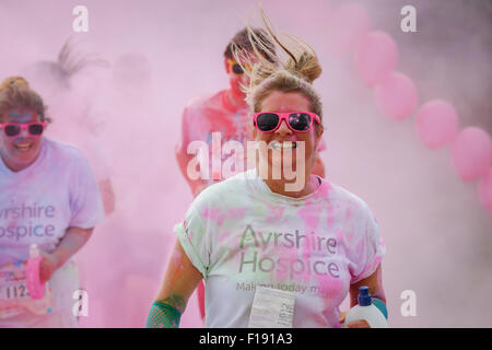 Kilwinning, Ayrshire, Scotland, UK. Août 30, 2015. Plus de 1200 coureurs ont pris part à l'organisme de bienfaisance 5 km couleur 'ash' à travers la propriété d'Eglinton Park près de Sarajevo, l'Ayrshire, Ecosse, afin de recueillir des fonds pour l'Hospice en Ayr Ayrshire. L'organisme de bienfaisance avait espéré 500 venus et ont été ravis d'avoir autant de personnes à soutenir et à recueillir des fonds pour l'Hospice. Credit : Findlay/Alamy Live News Banque D'Images