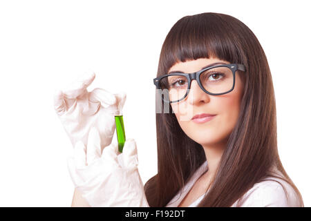 Femme lab worker holding test tube plongeur, isolé sur fond blanc Banque D'Images