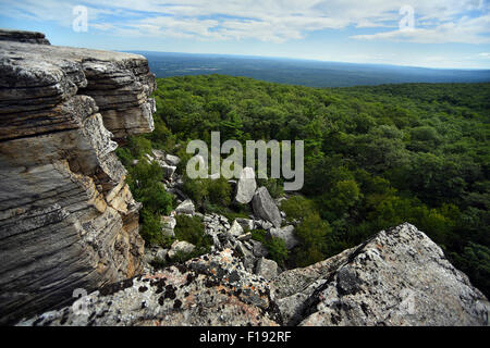 Roches massives et une vue sur la vallée à Minnewaska State Park Réserver Upstate NY en été Banque D'Images