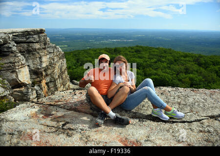 Couple assis sur le rocher au parc d'état de Minnewaska Réserver Upstate NY en été Banque D'Images