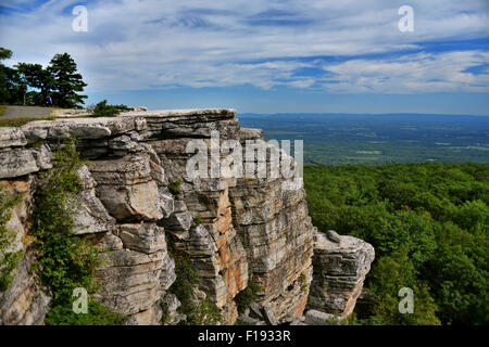 Roches massives et une vue sur la vallée à Minnewaska State Park Réserver Upstate NY en été Banque D'Images