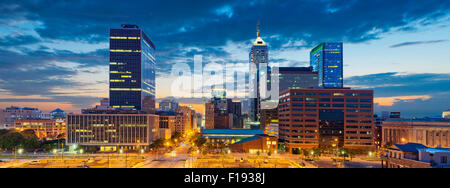 D'Indianapolis. Droit d'Indianapolis skyline at sunset. Banque D'Images