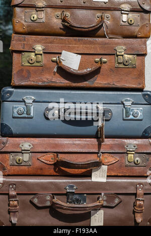 Pile de valises en cuir vintage Banque D'Images