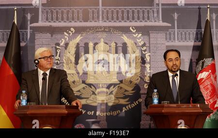 Kaboul, Afghanistan. Août 30, 2015. Le Ministre afghan des affaires étrangères Salahuddin Rabbani (R) prend la parole lors d'une conférence de presse conjointe avec le Ministre allemand des affaires étrangères, Frank-Walter Steinmeier à Kaboul, Afghanistan, le 30 août, 2015. Visiter le ministre allemand des affaires étrangères, Frank-Walter Steinmeier, a déclaré dimanche que son pays continuerait à soutenir l'Afghanistan et aide ce pays à long terme. © Ahmad Massoud/Xinhua/Alamy Live News Banque D'Images