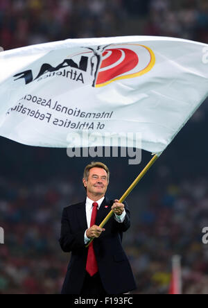 Beijing, Chine. Août 30, 2015. UK Athletics (UKA) président Lynn Davies vagues l'IAAF drapeau lors de la cérémonie de clôture des Championnats du monde IAAF 2015 au 'nid d'oiseau' Stade national de Beijing, capitale de la Chine, 30 août 2015. © Yue Yuewei/Xinhua/Alamy Live News Banque D'Images