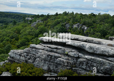 Roches massives et une vue sur la vallée à Minnewaska State Park Réserver Upstate NY en été Banque D'Images