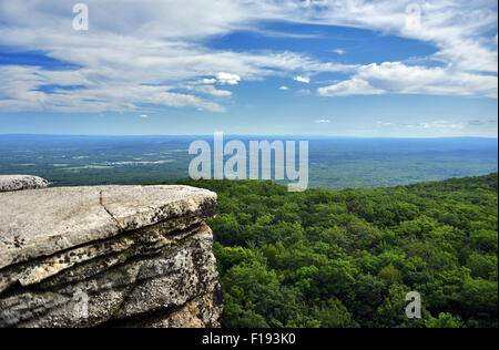 Roches massives et une vue sur la vallée à Minnewaska State Park Réserver Upstate NY en été Banque D'Images