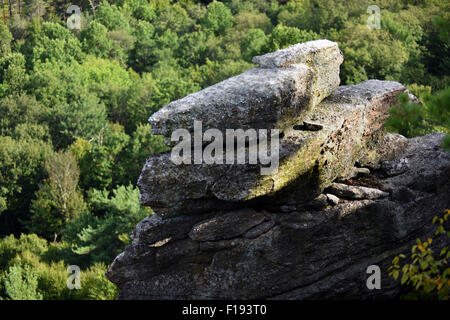 Roches massives et une vue sur la vallée à Minnewaska State Park Réserver Upstate NY en été Banque D'Images