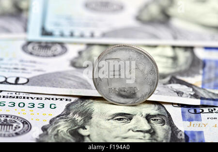 Coin un rouble dans le contexte US dollars Banque D'Images