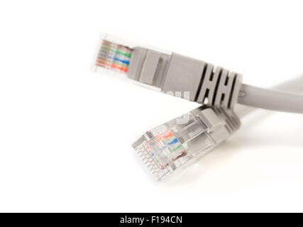 Câble LAN / cord, CAT5e avec connecteurs RJ45 pour réseau informatique reliant tête isolé sur fond blanc Banque D'Images