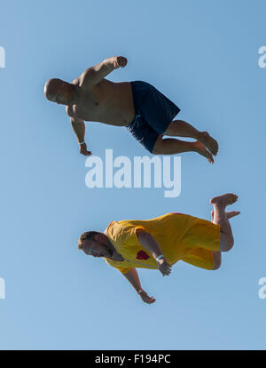 Sindelfingen, Allemagne. Août 30, 2015. Deux participants à l'Splashdiving aux championnats du monde à la mi-air, à Sindelfingen, Allemagne, 30 août 2015. Les gens viennent de partout dans le monde pour prendre part à la "bombe" des championnats du monde. PHOTO : WOLFRAM KASTL/DPA/Alamy Live News Banque D'Images