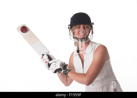 Cricket club féminin cricket player hitting ball avec une batte de cricket Banque D'Images