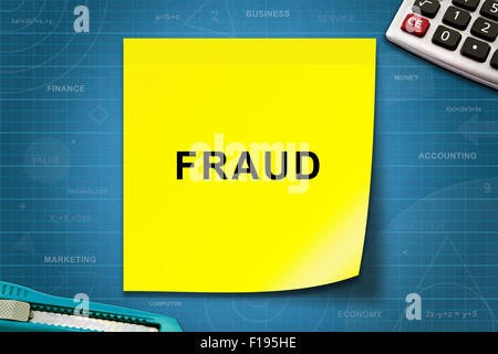 Texte sur la fraude note jaune avec du papier millimétré Banque D'Images