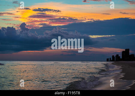 Coucher du soleil sur l'océan Atlantique du Golfe du Mexique à Panama City Beach, Floride Banque D'Images