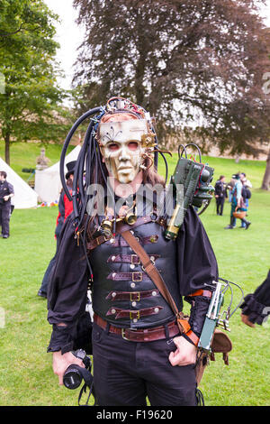 Lincoln, Royaume-Uni. 30 août, 2015. Festival Steampunk a salué le plus "magnifique dans le monde", le plus grand festival Steampunk en Europe revient à la ville de Lincoln, Lincolnshire, Royaume-Uni, Angleterre 30/8/2015 pour un week-end à l'asile VII Crédit : Tommy (Louth)/Alamy Live News festival steampunk steampunks Lincoln UK Angleterre victorienne robe néo punks fantaisie fantaisie étrange steampunker inhabituelle technologie science-fiction conception esthétique inspirée par l'industrie du xixe siècle de la machine à vapeur. Banque D'Images