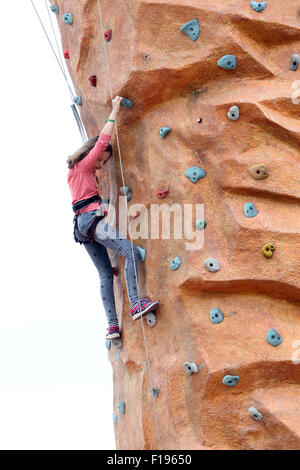 Kingham, Oxfordshire, UK, dimanche 30 août 2015. Le mur d'escalade au Big Feastival la nourriture et la musique festival organisé par le chef Jamie Oliver et brouiller le bassiste Alex James sur James' farm dans l'Oxfordshire. Photo : Ric Mellis 30/08/2015 Kingham, Oxfordshire, UK catchline : Feastival Crédit Dimanche : Ric Mellis/Alamy Live News Banque D'Images