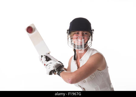 Cricket club féminin cricket player hitting ball avec une batte de cricket Banque D'Images