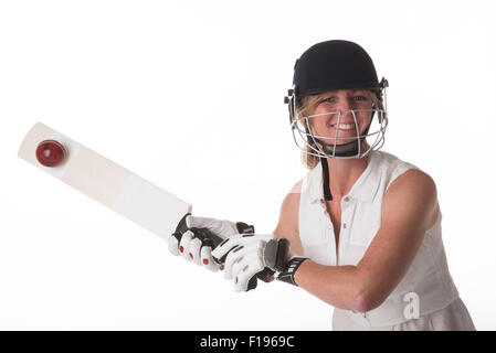Cricket club féminin cricket player hitting ball avec une batte de cricket Banque D'Images