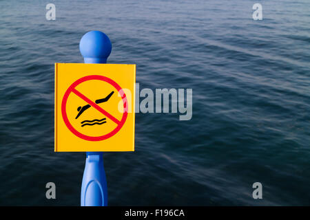Un panneau interdisant la plongée dans la mer Banque D'Images