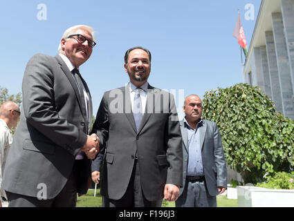 Kaboul, Afghanistan. Août 30, 2015. Le ministre allemand des affaires étrangères, Frank-Walter STEINMEIER (SPD) et L, le Ministre afghan des affaires étrangères Salahuddin Rabbani se serrer la main à l'extérieur du ministère des affaires étrangères à Kaboul, Afghanistan, le 30 août 2015. Steinmeier est sur une visite de deux jours dans la région. PHOTO : RAINER JENSEN/DPA/Alamy Live News Banque D'Images