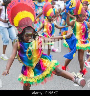 Londres, Royaume-Uni. 30 août 2015. Le Notting Hill Carnival commence avec le défilé de la Fête des enfants. Photo : bas/Alamy Live News Banque D'Images