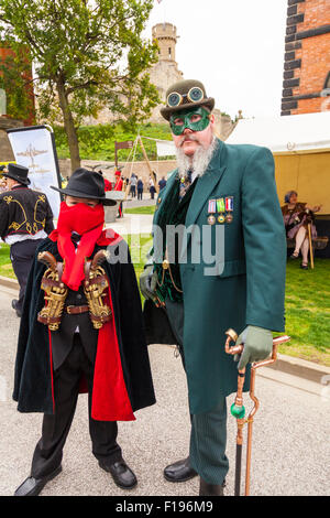 Lincoln, Royaume-Uni. 30 août, 2015. Festival Steampunk a salué le plus "magnifique dans le monde", le plus grand festival Steampunk en Europe revient à la ville de Lincoln, Lincolnshire, Royaume-Uni, Angleterre 30/8/2015 pour un week-end à l'asile VII Crédit : Tommy (Louth)/Alamy Live News festival steampunk steampunks Lincoln UK Angleterre victorienne robe néo punks fantaisie fantaisie étrange steampunker inhabituelle technologie science-fiction conception esthétique inspirée par l'industrie du xixe siècle de la machine à vapeur. Banque D'Images