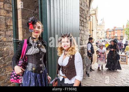 Lincoln, Royaume-Uni. 30 août, 2015. Festival Steampunk a salué le plus "magnifique dans le monde", le plus grand festival Steampunk en Europe revient à la ville de Lincoln, Lincolnshire, Royaume-Uni, Angleterre 30/8/2015 pour un week-end à l'asile VII Crédit : Tommy (Louth)/Alamy Live News festival steampunk steampunks Lincoln UK Angleterre victorienne robe néo punks fantaisie fantaisie étrange steampunker inhabituelle technologie science-fiction conception esthétique inspirée par l'industrie du xixe siècle de la machine à vapeur. Banque D'Images