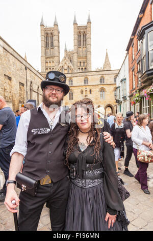 Lincoln, Royaume-Uni. 30 août, 2015. Festival Steampunk a salué le plus "magnifique dans le monde", le plus grand festival Steampunk en Europe revient à la ville de Lincoln, Lincolnshire, Royaume-Uni, Angleterre 30/8/2015 pour un week-end à l'asile VII Crédit : Tommy (Louth)/Alamy Live News festival steampunk steampunks Lincoln UK Angleterre victorienne robe néo punks fantaisie fantaisie étrange steampunker inhabituelle technologie science-fiction conception esthétique inspirée par l'industrie du xixe siècle de la machine à vapeur. Banque D'Images