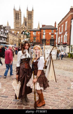 Lincoln, Royaume-Uni. 30 août, 2015. Festival Steampunk a salué le plus "magnifique dans le monde", le plus grand festival Steampunk en Europe revient à la ville de Lincoln, Lincolnshire, Royaume-Uni, Angleterre 30/8/2015 pour un week-end à l'asile VII Crédit : Tommy (Louth)/Alamy Live News festival steampunk steampunks Lincoln UK Angleterre victorienne robe néo punks fantaisie fantaisie étrange steampunker inhabituelle technologie science-fiction conception esthétique inspirée par l'industrie du xixe siècle de la machine à vapeur. Banque D'Images