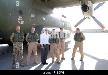 Kaboul, Afghanistan. Août 30, 2015. Le ministre allemand des affaires étrangères, Frank-Walter STEINMEIER (SPD) Comité permanent avec l'équipage de l'Transall sur la piste à l'aéroport de Kaboul, Afghanistan, le 30 août 2015. Steinmeier est sur une visite de deux jours dans la région. PHOTO : RAINER JENSEN/DPA/Alamy Live News Banque D'Images