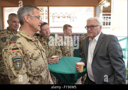 Kaboul, Afghanistan. Août 30, 2015. Le ministre allemand des affaires étrangères, Frank-Walter STEINMEIER (SPD) R, parle de troupes allemandes à l'intérieur à Kaboul, Afghanistan, le 30 août 2015. Steinmeier est sur une visite de deux jours dans la région. PHOTO : RAINER JENSEN/DPA/Alamy Live News Banque D'Images