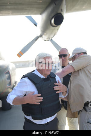 Kaboul, Afghanistan. Août 30, 2015. Le ministre allemand des affaires étrangères, Frank-Walter STEINMEIER (SPD), L'impose à un gilet pare-balles sur la piste à l'aéroport de Kaboul, Afghanistan, le 30 août 2015. Steinmeier est sur une visite de deux jours dans la région. PHOTO : RAINER JENSEN/DPA/Alamy Live News Banque D'Images