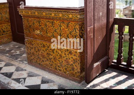 L'Inde, le Jammu-et-Cachemire, Srinagar, Khwaja Manzil Nishati house, salle de réunion principale décorée dado papier mâché Banque D'Images