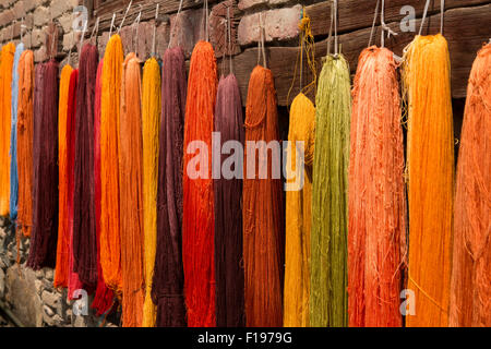 L'Inde, le Jammu-et-Cachemire, Srinagar, Vieille Ville, de l'artisanat, fils à broder teints de couleur chaude hanging on clôture pour sécher Banque D'Images