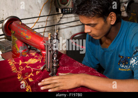 L'Inde, le Jammu-et-Cachemire, Srinagar, Vieille Ville, de l'artisanat, jeune travailleur broderie machine décoration pashmina Banque D'Images