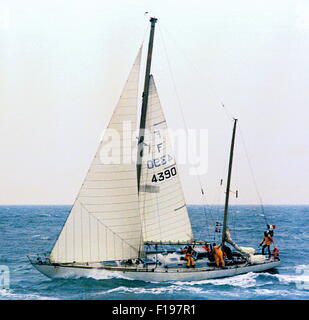 Nouvelles photos - AJAX - 1974 WORLD RACE WHITBREAD - YACHT FRANÇAIS TRENTE TROIS EXPORTER PRÈS DE LA LIGNE D'ARRIVÉE DE LA DERNIÈRE ÉTAPE À Portsmouth. PHOTO : JONATHAN EASTLAND/AJAX. REF : 5441604/6 Banque D'Images