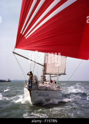 AJAX NOUVELLES PHOTOS - 1977. SOLENT, en Angleterre. - RACE WHITBREAD ENTRÉE - CLARE FRANCIS (GB) SKIPPÉ LE GRAND SPARKMAN & STEPHENS CONÇU 70 ketch de 12 M DANS L'ADC ACCUTRAC 1977/1978 WHITBREAD ROUND THE WORLD RACE. PHOTO:JONATHAN EASTLAND/AJAX REF:704003 Banque D'Images