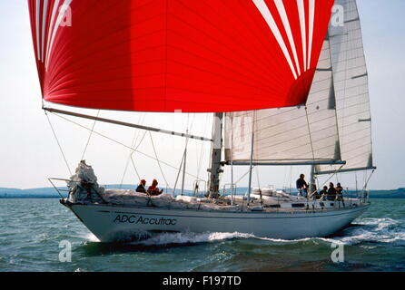 AJAX NOUVELLES PHOTOS - 1977. SOLENT, en Angleterre. - RACE WHITBREAD ENTRÉE - CLARE FRANCIS (GB) SKIPPÉ LE GRAND SPARKMAN & STEPHENS CONÇU 70 ketch de 12 M DANS L'ADC ACCUTRAC 1977/1978 WHITBREAD ROUND THE WORLD RACE. PHOTO:JONATHAN EASTLAND/AJAX REF:906132 Banque D'Images