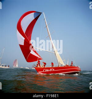 AJAXNETPHOTO - 1985 - Solent, en Angleterre. - WHITBREAD ROUND THE WORLD RACE - Démarrer - COTE D'OR SKIPPÉ PAR ERIC TABARLY SE DIRIGE VERS LES AIGUILLES. PHOTO:JONATHAN EASTLAND/AJAX REF:HDD  YA COTE D'OR Banque D'Images