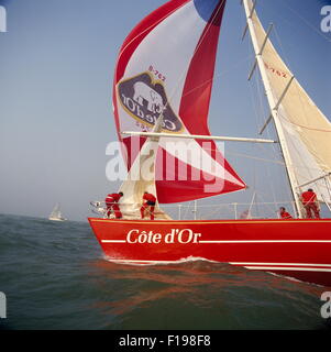 AJAXNETPHOTO - 1985 - Solent, en Angleterre. - WHITBREAD ROUND THE WORLD RACE - Démarrer - COTE D'OR SKIPPÉ PAR ERIC TABARLY SE DIRIGE VERS LES AIGUILLES. PHOTO:JONATHAN EASTLAND/AJAX REF:HDD  YA COTE D'OU 853695 Banque D'Images