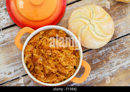 Le bigos polonais dans une casserole et de pain sur la surface en bois rustique Banque D'Images