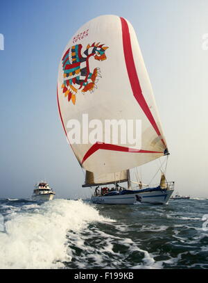 AJAXNETPHOTO. 1985. SOLENT, en Angleterre. - WHITBREAD ROUND THE WORLD RACE - SIMON LE BON TAMBOUR DU 77FT CONÇU PAR RON HOLLAND AU DÉMARRAGE. PHOTO : JONATHAN EASTLAND / AJAX REF:853692 Banque D'Images