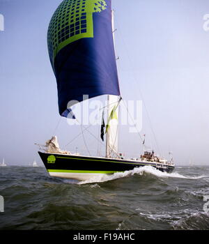 AJAXNETPHOTO. 1985. SOLENT, en Angleterre. - Départ de course WHITBREAD - L'ESPRIT D'EQUIPE / SKIPPER : LIONEL PÉAN (FRA) / grand gagnant. photo:JONATHAN EASTLAND/AJAX Banque D'Images