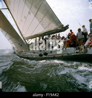 Nouvelles photos - 1985 AJAX - Solent, en Angleterre. LION DE LA Nouvelle-zélande, SKIPPER PETER BLAKE (NZ) EST UNE RACE WHITBREAD ENTRÉE. PHOTO:JONATHAN EASTLAND/AJAX REF:HDD/YA/1985 02/LION/WRTWR Banque D'Images