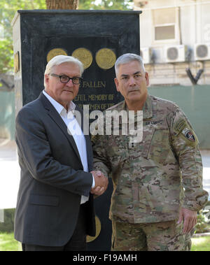 Kaboul, Afghanistan. Août 30, 2015. Le ministre allemand des affaires étrangères, Frank-Walter STEINMEIER (SPD), serre la main du commandant de l'appui résolu de la Mission, le général John F. Campbell, dans l'OTAN compond à Kaboul, Afghanistan, le 30 août 2015. Steinmeier est sur une visite de deux jours dans la région. PHOTO : RAINER JENSEN/DPA/Alamy Live News Banque D'Images