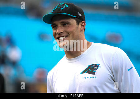 28 août 2015 Charlotte, Caroline Panthère milieu linebacker Luke Kuechly # 59 se prépare pour le match contre les New England Patriots le 28 août 2015, au stade Bank of America à Charlotte, Caroline du Nord. Les Patriotes défait les Panthers 17-16. Margaret Bowles/CSM Banque D'Images