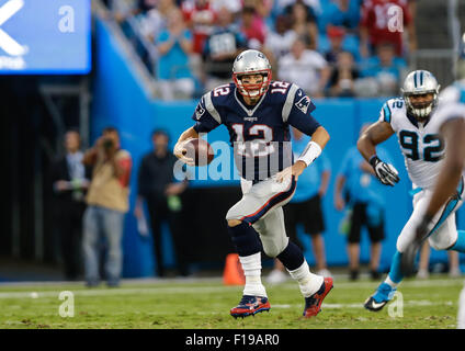 28 août 2015 Charlotte, New England Patriots quarterback Tom Brady # 12 brouille dans un match contre les New England Patriots le 28 août 2015, au stade Bank of America à Charlotte, Caroline du Nord. Les Patriotes défait les Panthers 17-16. Margaret Bowles/CSM Banque D'Images