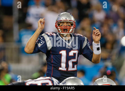 28 août 2015 Charlotte, New England Patriots quarterback Tom Brady # 12 audibles dans un match contre les Panthers de la Caroline le 28 août 2015, au stade Bank of America à Charlotte, Caroline du Nord. Les Patriotes défait les Panthers 17-16. Margaret Bowles/CSM Banque D'Images