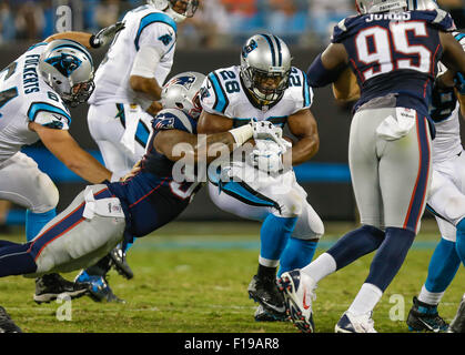28 août 2015 Charlotte, Caroline panthère d'utiliser de nouveau Jonathan Stewart # 28 trouve un trou dans la ligne défensive dans un match contre les New England Patriots le 28 août 2015, au stade Bank of America à Charlotte, Caroline du Nord. Les Patriotes défait les Panthers 17-16. Margaret Bowles/CSM Banque D'Images